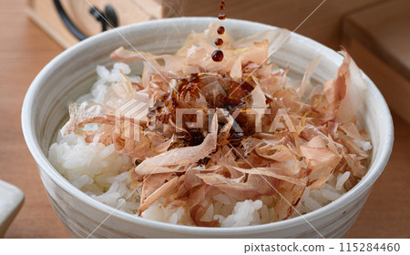 Pouring soy sauce on bonito rice (nekomanma) 115284460