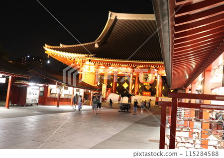 夜晚燈火通明的寺廟 夜晚燈火通明的寺廟 115284588