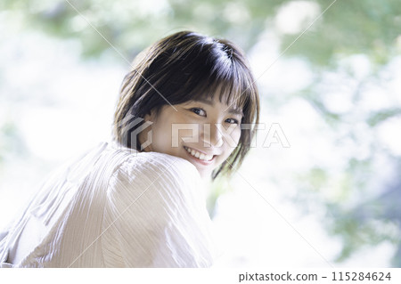 清新的綠色和女人 115284624