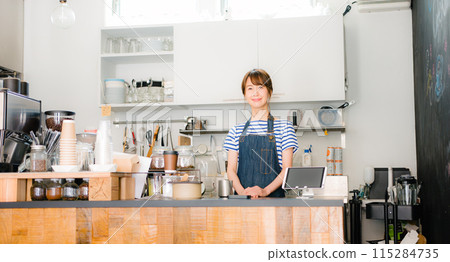 Female cafe staff welcoming customers 115284735