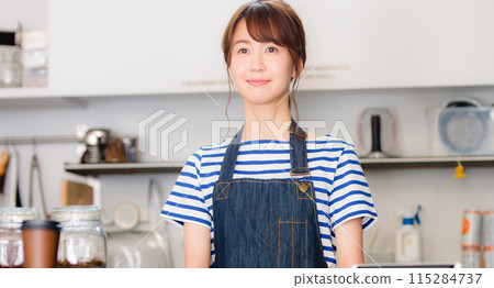 Female cafe staff welcoming customers 115284737