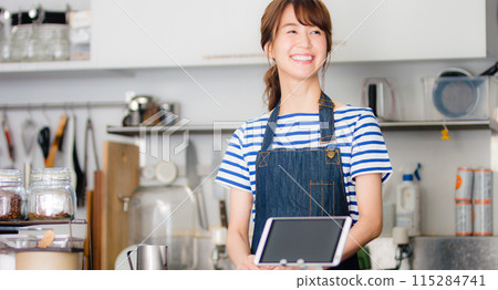 Female cafe staff welcoming customers 115284741
