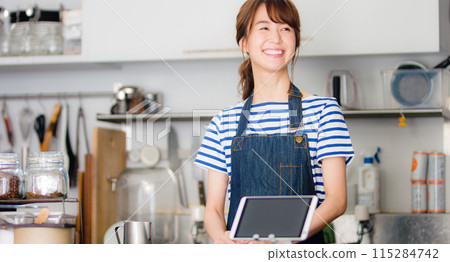 女咖啡館工作人員歡迎顧客 115284742