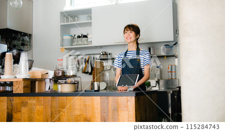 女咖啡館工作人員歡迎顧客 115284743