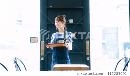 為顧客服務的女咖啡館服務員 115285691