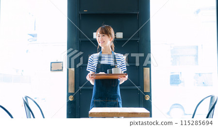 為顧客服務的女咖啡館服務員 115285694
