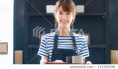 為顧客服務的女咖啡館服務員 115285696