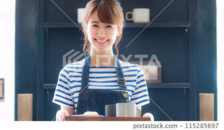 為顧客服務的女咖啡館服務員 115285697
