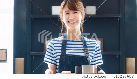 為顧客服務的女咖啡館服務員 115285698