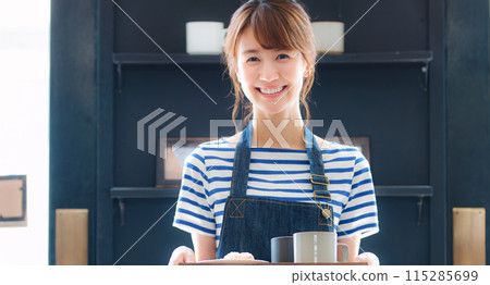為顧客服務的女咖啡館服務員 115285699