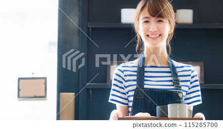 為顧客服務的女咖啡館服務員 115285700