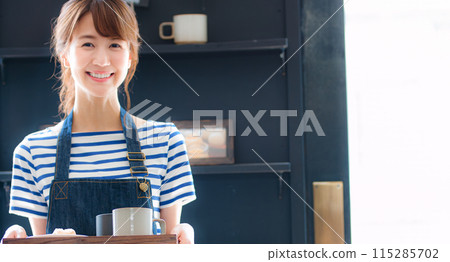 為顧客服務的女咖啡館服務員 115285702