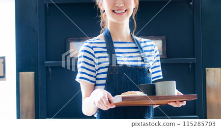 為顧客服務的女咖啡館服務員 115285703