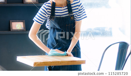 Female cafe staff bashing 115285720