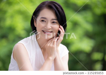 美女:新綠中微笑的中年婦女 美女:新綠中微笑的中年婦女 115285853