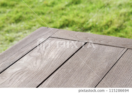 復古木甲板和草坪背景 115286694