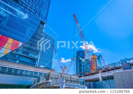 日本東京城市景觀 6 月 - 澀谷站、重建工作和麵向銀座線的大型起重機 = 5 日 115286766