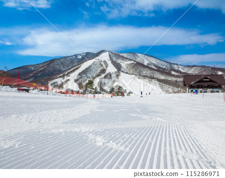 陽光明媚、雪剛壓實的滑雪場(長野縣斑尾高原) 陽光明媚、雪剛壓實的滑雪場(長野縣斑尾高原) 115286971