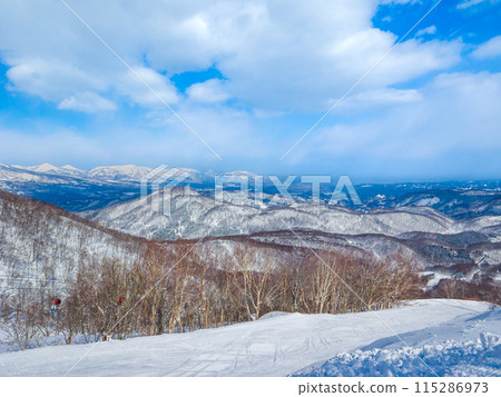 Snowy mountains seen from the summit of a ski resort (Madarao Highlands, Nagano Prefecture) Snowy mountains seen from the summit of a ski resort (Madarao Highlands, Nagano Prefecture) 115286973