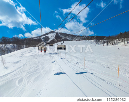 晴天時從滑雪纜車上看到的滑雪場景觀(長野縣斑尾高原) 晴天時從滑雪纜車上看到的滑雪場景觀(長野縣斑尾高原) 115286982