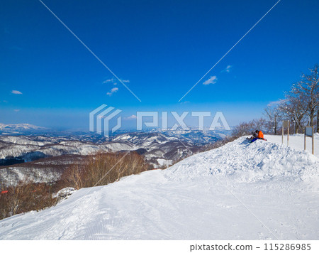 View of the summit of a ski resort (Madarao Highlands, Nagano Prefecture) 115286985