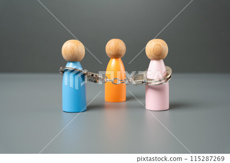 The couple are handcuffed by obligations. Marriage concept. Establish the obligations of the parties through a verdict. Problems in relationships. Difficulty reaching an agreement in divorce. The couple are handcuffed by obligations. Marriage concept. Establish the obligations of the parties through a verdict. Problems in relationships. Difficulty reaching an agreement in divorce. 115287269
