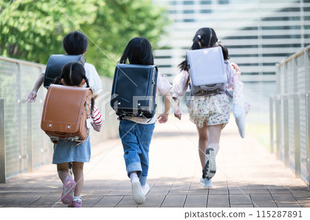 小學生背著書包精力充沛地跑上學放學的背影 全身無臉 115287891