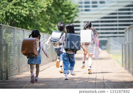 小學生背著書包精力充沛地跑上學放學的背影 全身無臉 115287892