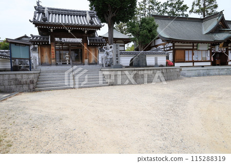 The grounds of Hoshida Shrine and the entrance to Hoshida Temple in Katano City, Osaka Prefecture The grounds of Hoshida Shrine and the entrance to Hoshida Temple in Katano City, Osaka Prefecture 115288319