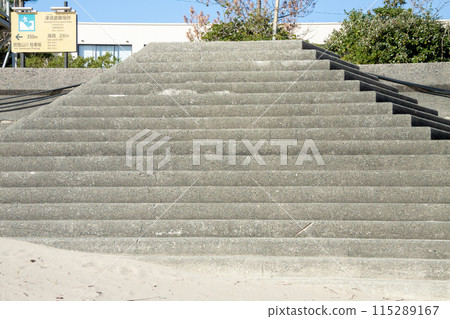 通往千鳥濱海灘的樓梯（三重縣鳥羽市大薩町） 115289167