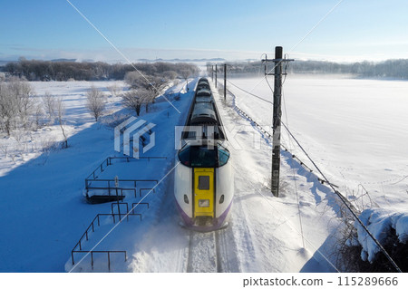 穿越北海道雪原的特快列車十勝 115289666