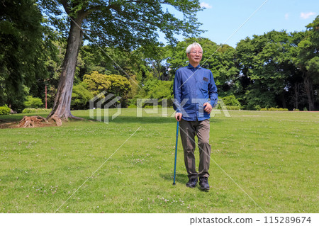 公園裡散步的老人 115289674
