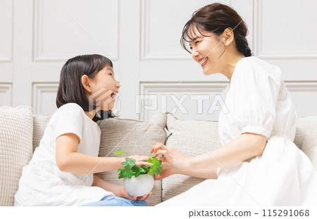 Mother and daughter 115291068