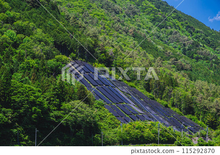 山坡上的太陽能電池板 115292870