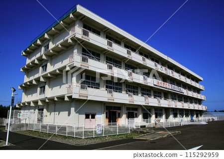 Relics from the earthquake that protected children and residents from the tsunami [Arahama Elementary School] 115292959