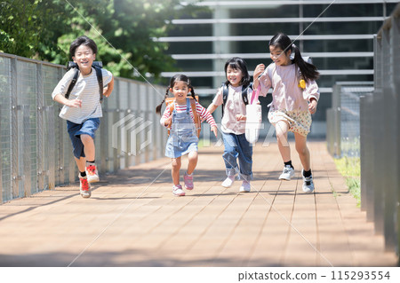 小學生背著書包奔跑奔跑 小學生背著書包奔跑奔跑 115293554