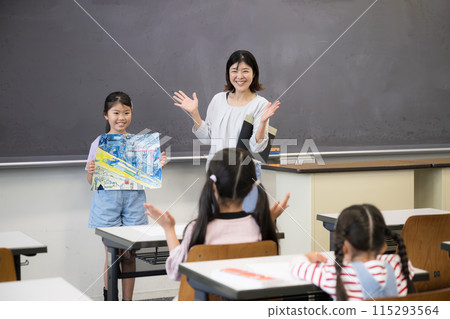 Children and teachers presenting their drawings and crafts at school. Well done! Children and teachers presenting their drawings and crafts at school. Well done! 115293564