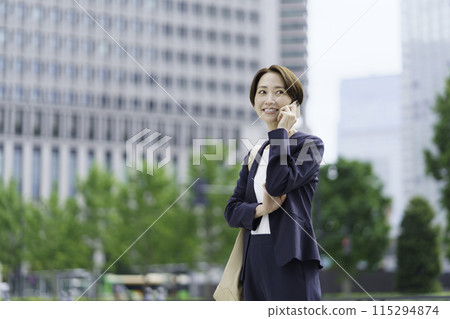 辦公區的女商人用智慧型手機交談 115294874