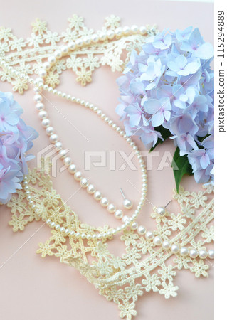 珍珠項鍊和淺藍色繡球花 115294889