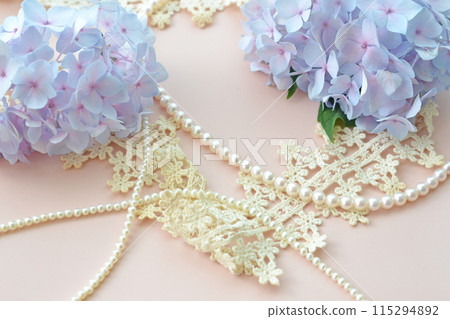 珍珠項鍊和淺藍色繡球花 珍珠項鍊和淺藍色繡球花 115294892