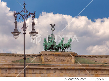 Antique chariot with four horses on top of the Brandenburg Gate 115295023