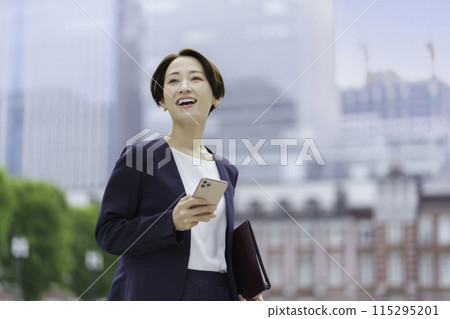 有筆記本和智慧型手機的女商人 115295201