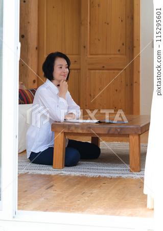 中年婦女在客廳寫信 中年婦女在客廳寫信 115295601