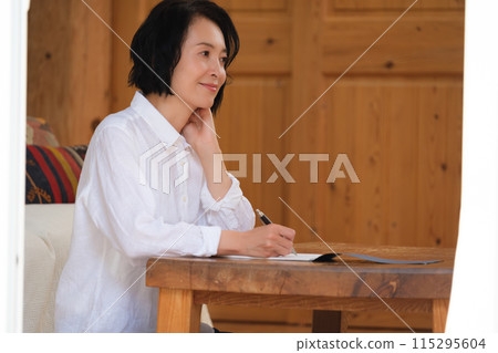 中年婦女在客廳寫信 115295604