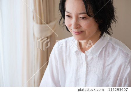 中年婦女在客廳寫信 中年婦女在客廳寫信 115295607