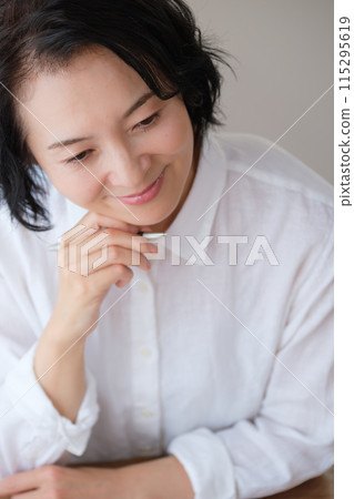 中年婦女在客廳寫信 115295619