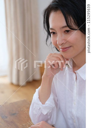 中年婦女在客廳寫信 中年婦女在客廳寫信 115295639