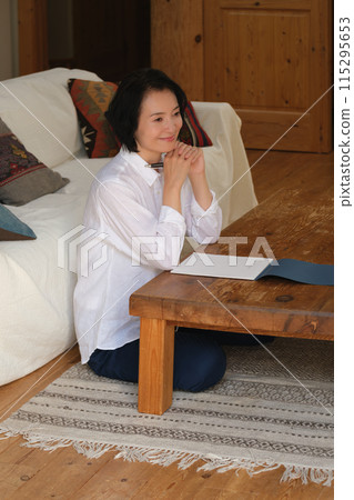 中年婦女在客廳寫信 中年婦女在客廳寫信 115295653