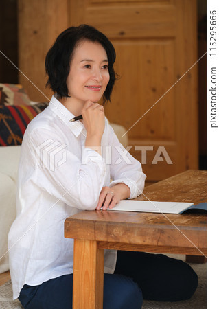 中年婦女在客廳寫信 中年婦女在客廳寫信 115295666