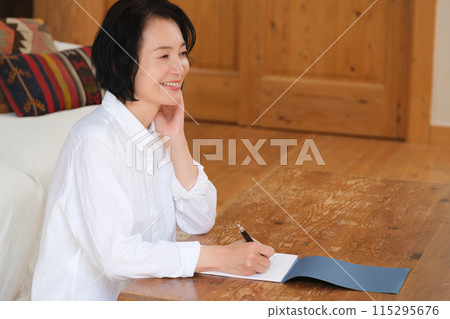 中年婦女在客廳寫信 中年婦女在客廳寫信 115295676